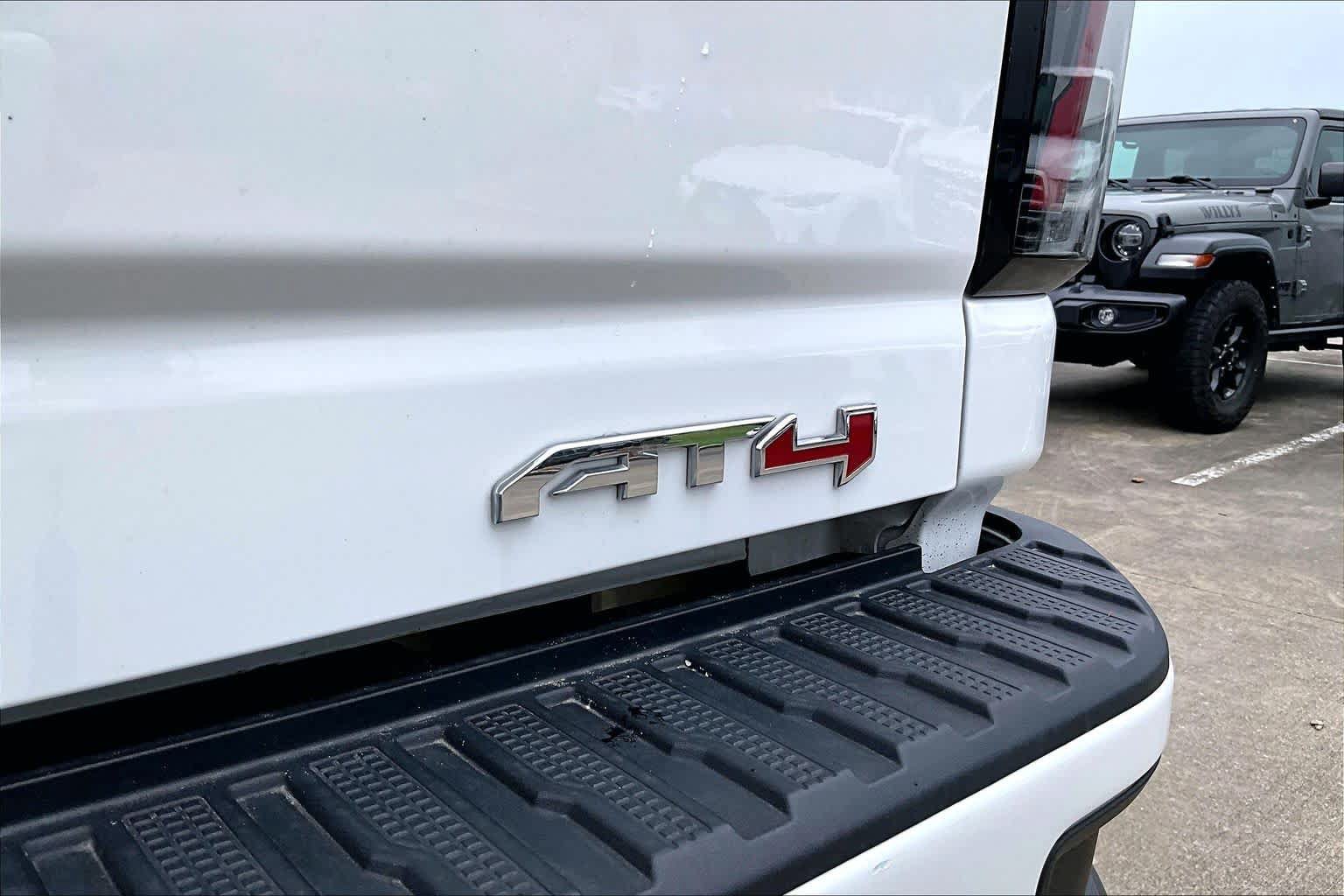 Used 2025 GMC Sierra 2500 AT4 w/ AT4 Premium Plus Package AWD/4WD image 9