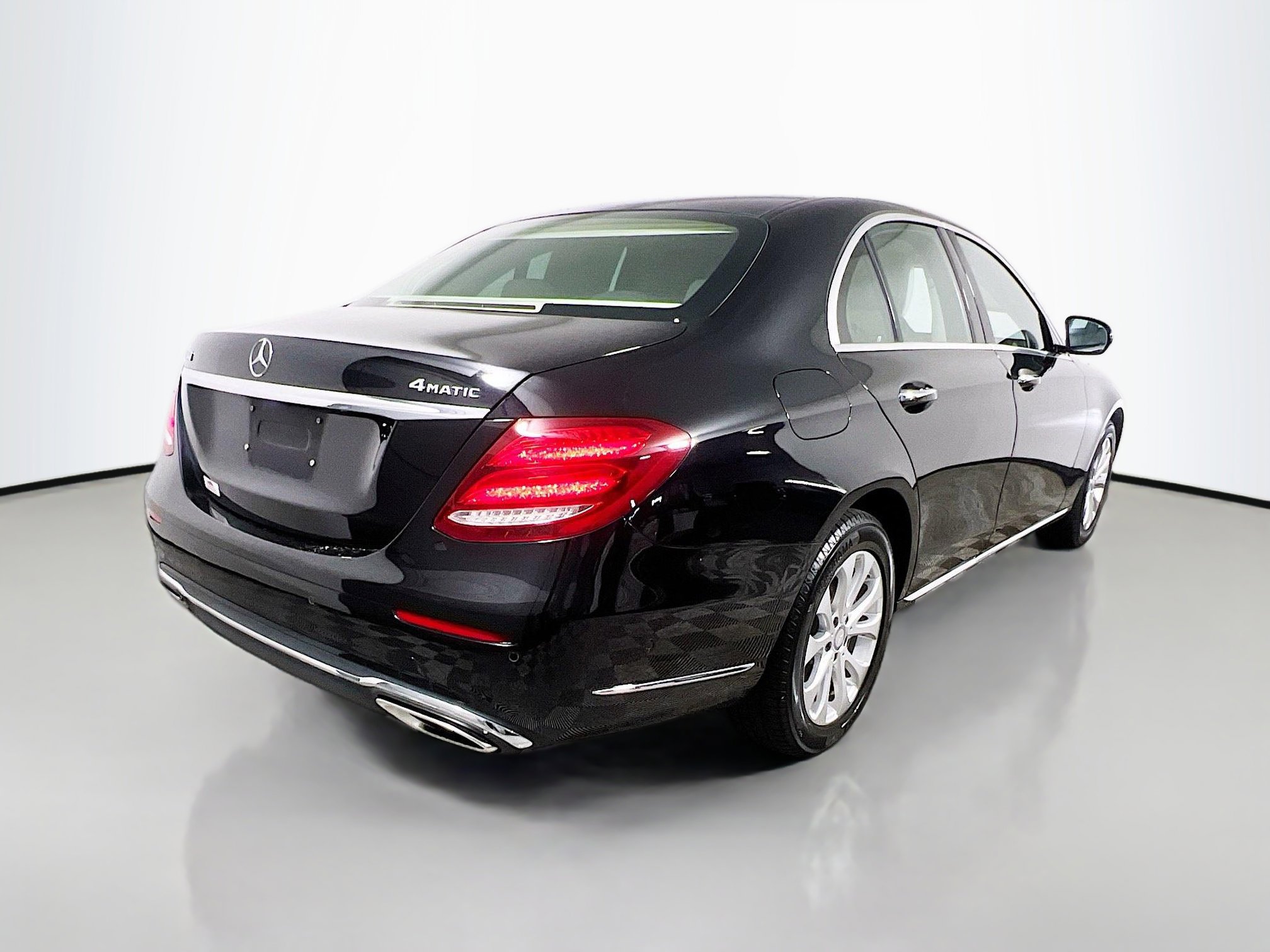 Used 2017 Mercedes-Benz E 300 4MATIC image 4