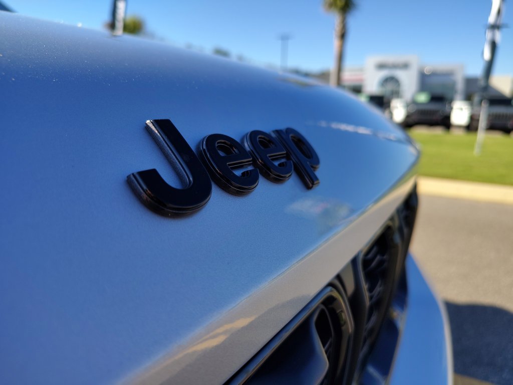 New 2025 Jeep Grand Cherokee Limited w/ Luxury Tech Group II RWD image 2