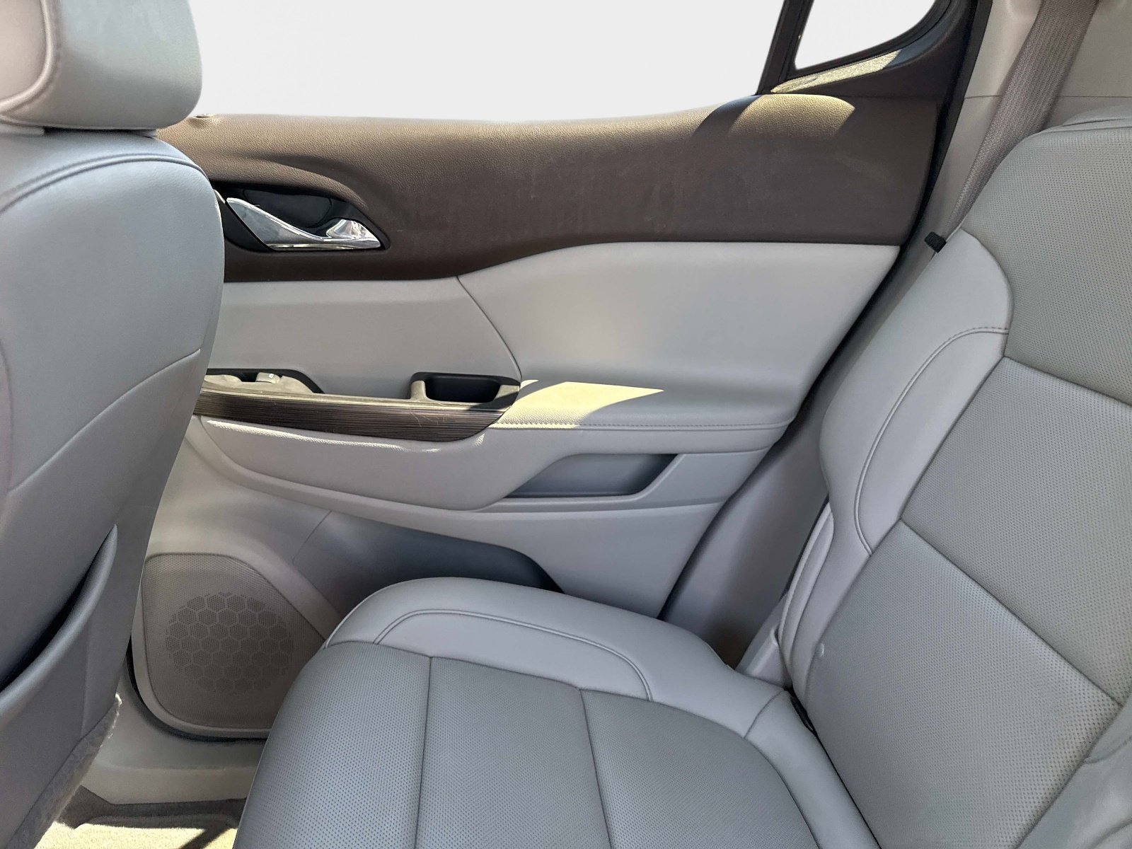 Used 2021 GMC Acadia SLT w/ Technology Package image 17