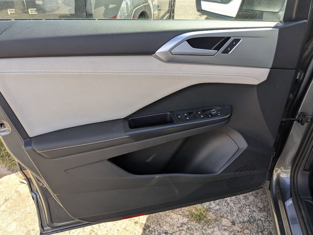 Used 2025 Volkswagen Taos SE AWD/4WD image 11