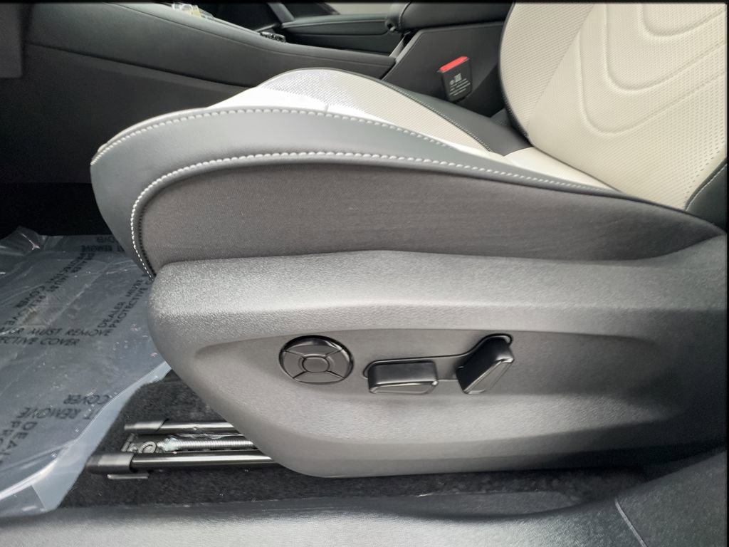 Used 2025 Volkswagen Tiguan SE w/ Panoramic Sunroof Package FWD image 21