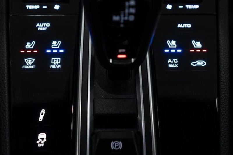 Used 2023 Porsche Cayenne Platinum Edition image 19