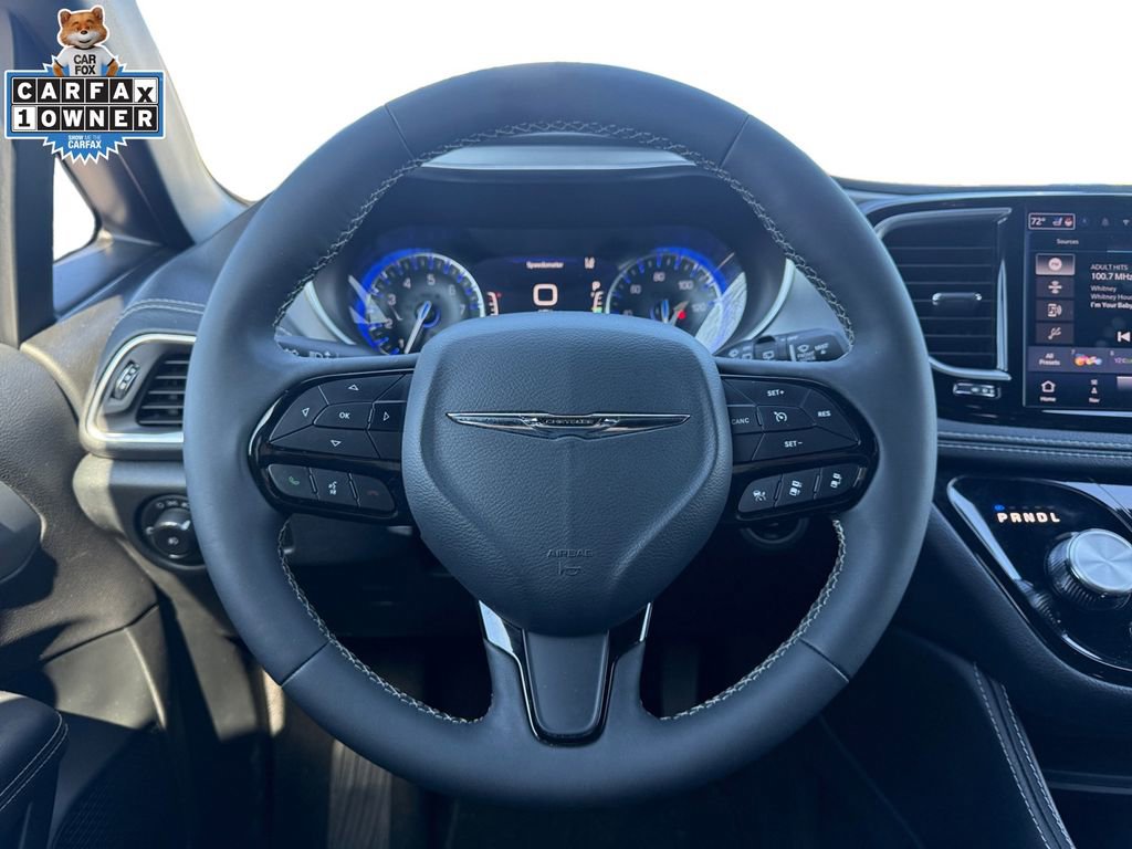 Used 2025 Chrysler Pacifica Limited image 12