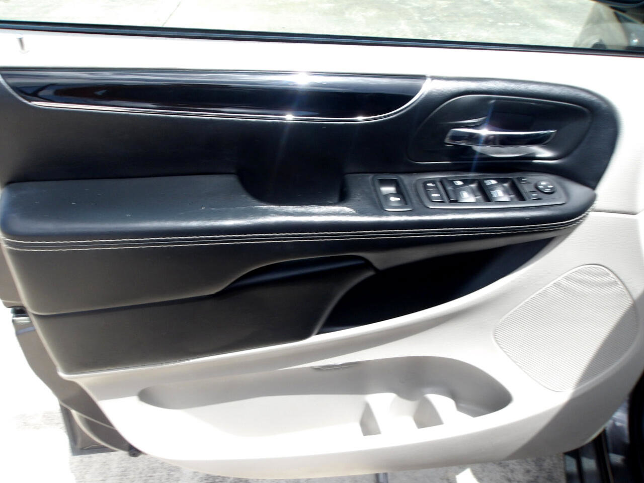 Used 2019 Dodge Grand Caravan SXT image 16