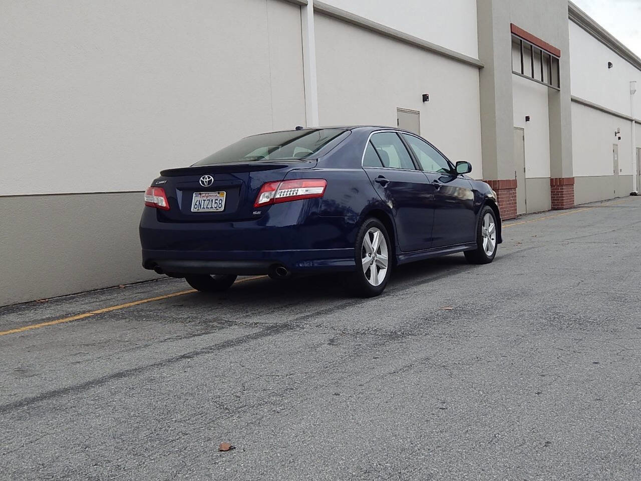 Used 2011 Toyota Camry SE w/ SE Extra-Value Pkg #1 FWD image 3