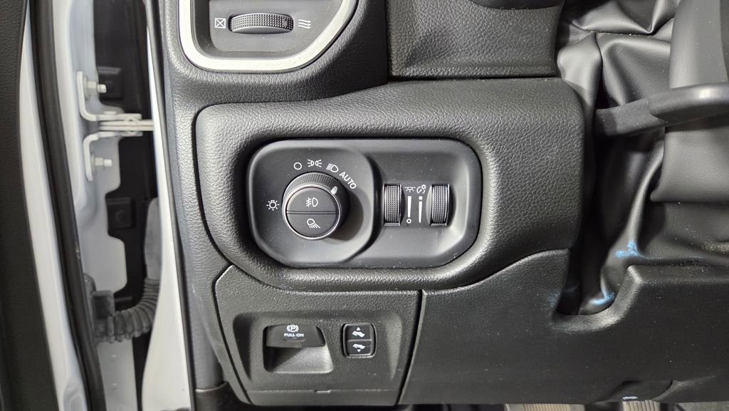 Used 2023 RAM 1500 Laramie AWD/4WD image 17