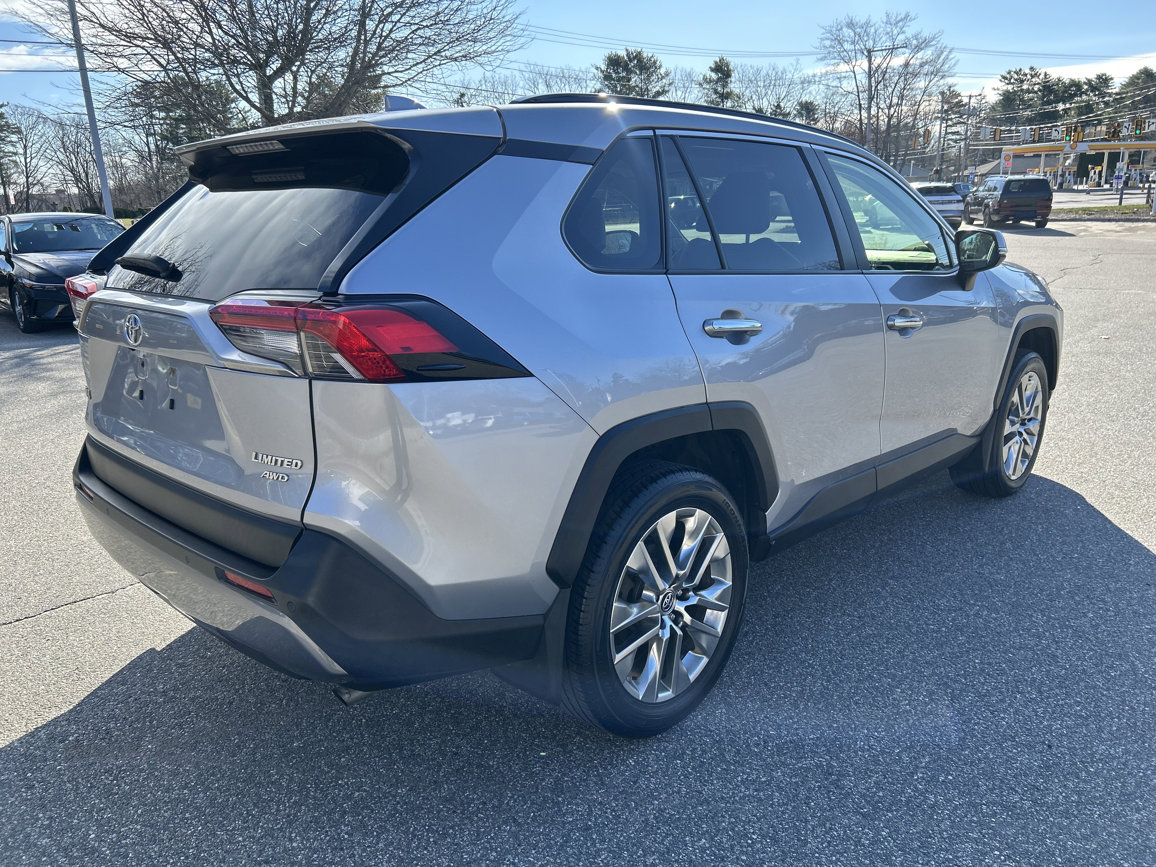 Used 2019 Toyota RAV4 Limited w/ Cold Weather Package AWD/4WD image 8