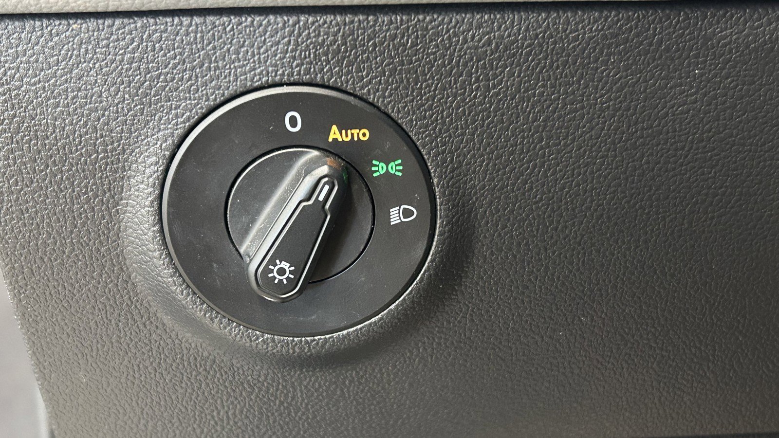 Used 2024 Volkswagen Taos SE image 21