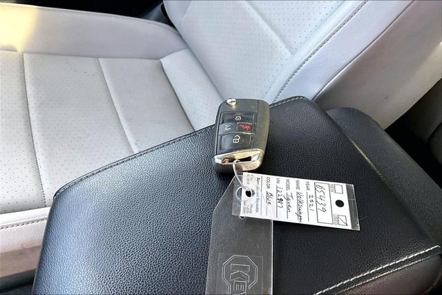 Used 2021 Volkswagen Tiguan SE w/ Panoramic Sunroof Package image 32