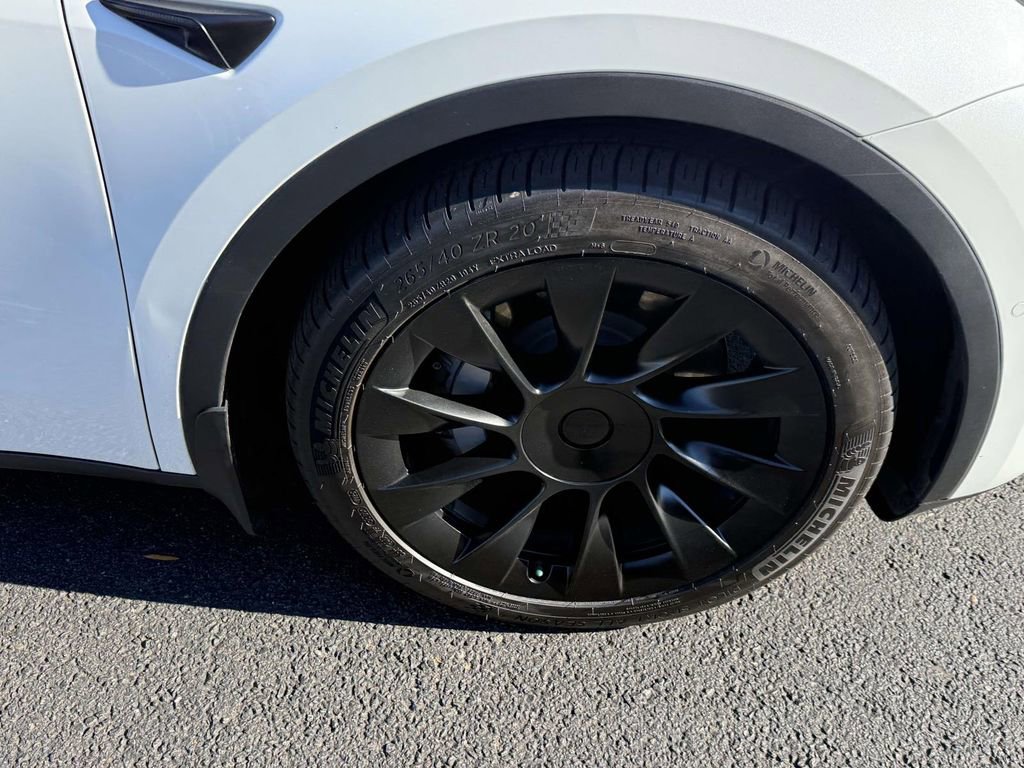 Used 2022 Tesla Model Y Long Range image 7