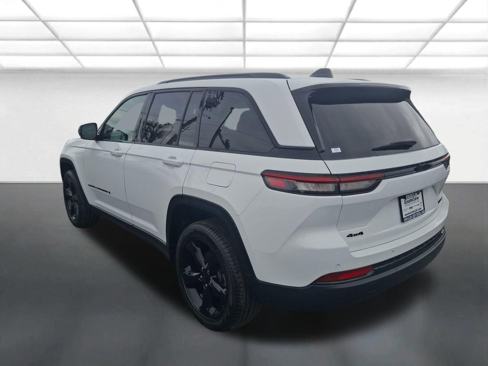 Used 2025 Jeep Grand Cherokee Limited w/ Black Appearance Package AWD/4WD image 5