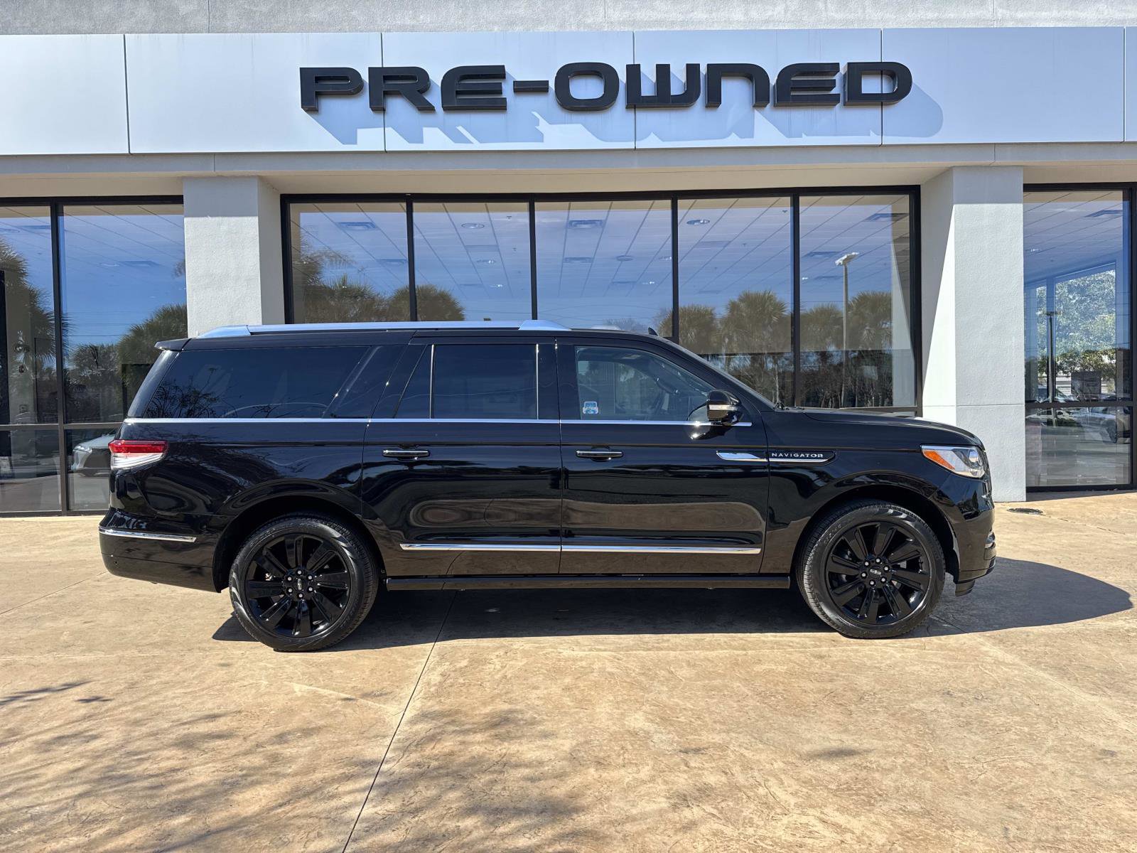 Used 2024 Lincoln Navigator L Reserve image 2