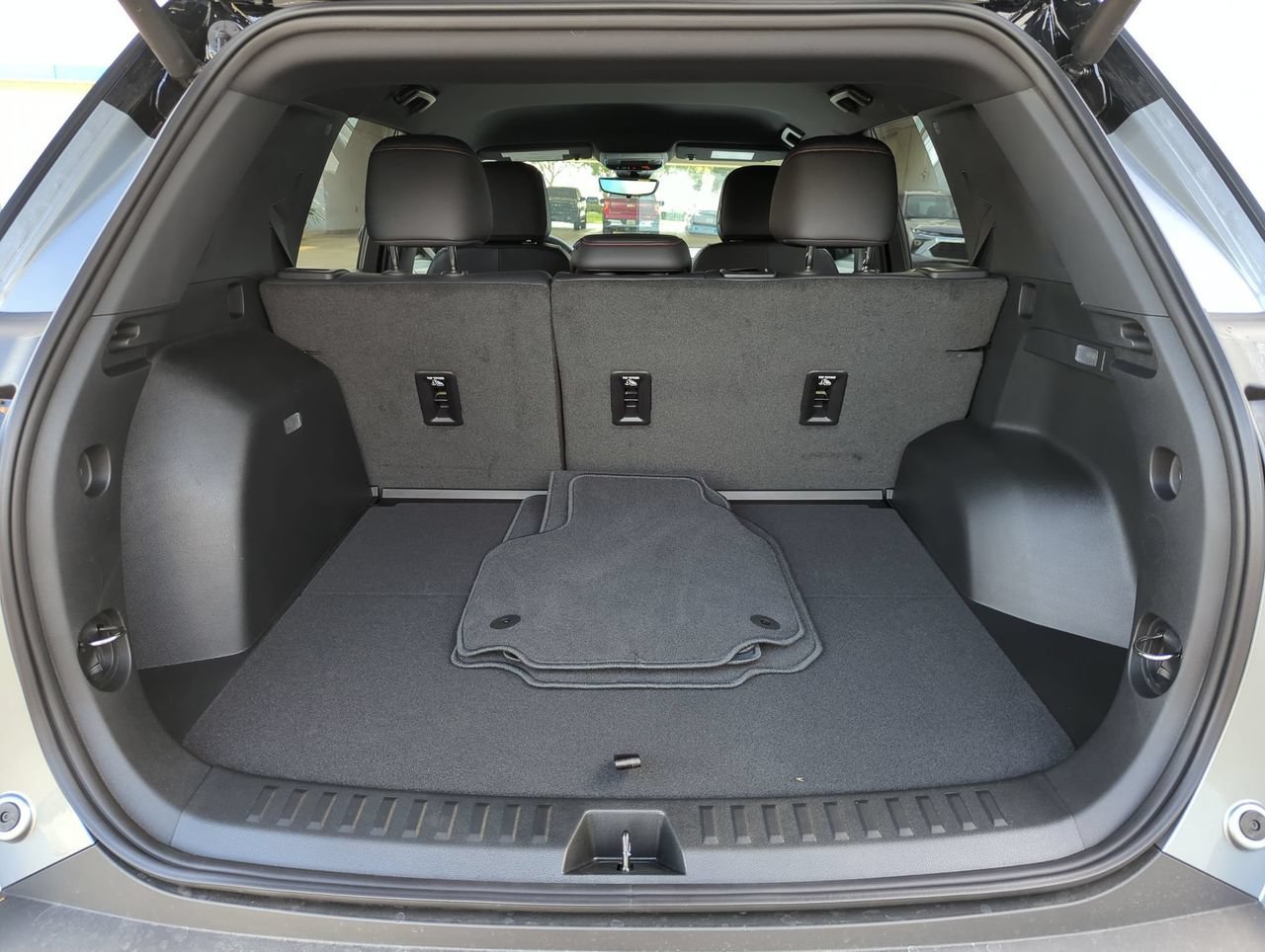 New 2027 Chevrolet Equinox RS w/ Safety and Technology Package FWD image 22