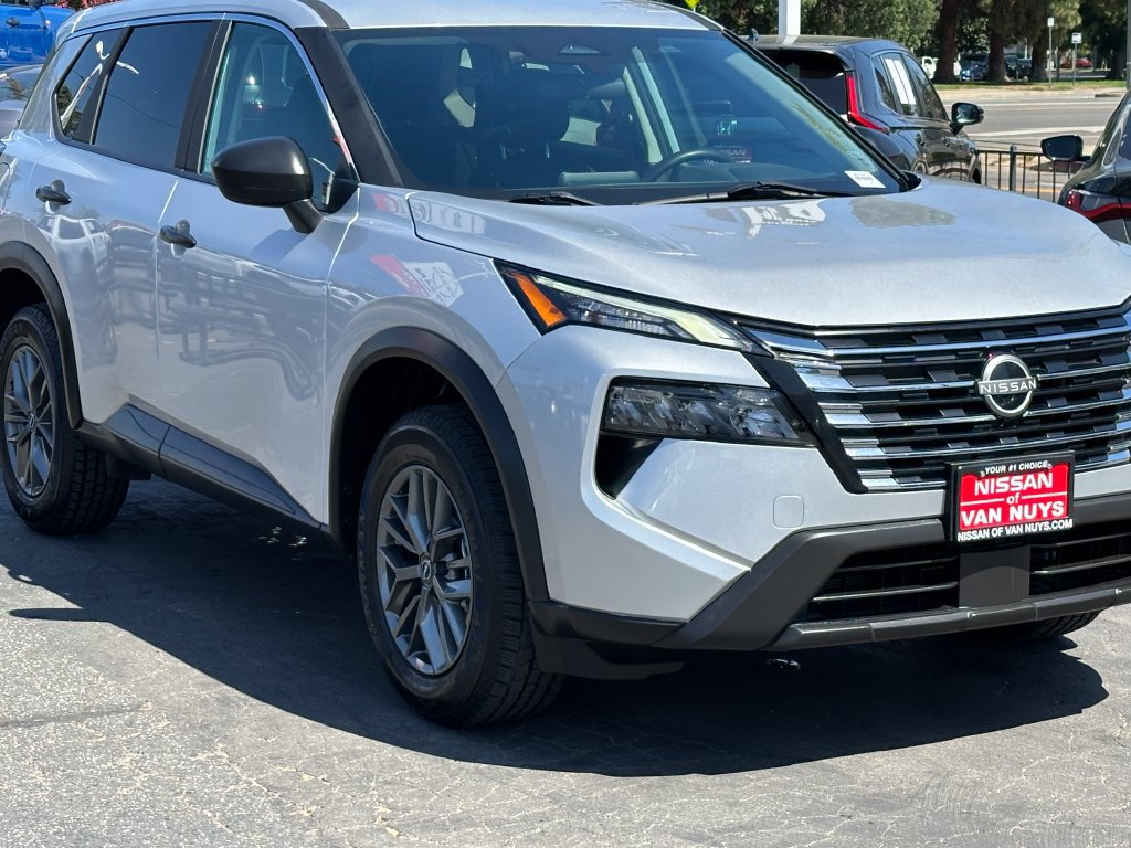 Used 2024 Nissan Rogue S FWD image 11