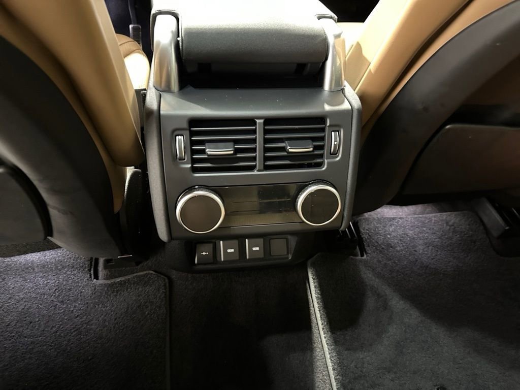 Used 2024 Land Rover Discovery Dynamic SE AWD/4WD image 19