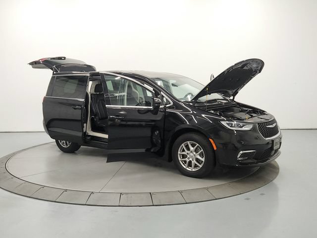 Used 2024 Chrysler Pacifica Touring-L FWD image 10