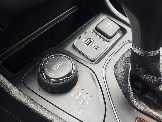 Used 2019 Jeep Cherokee Latitude w/ Popular Appearance Group image 32