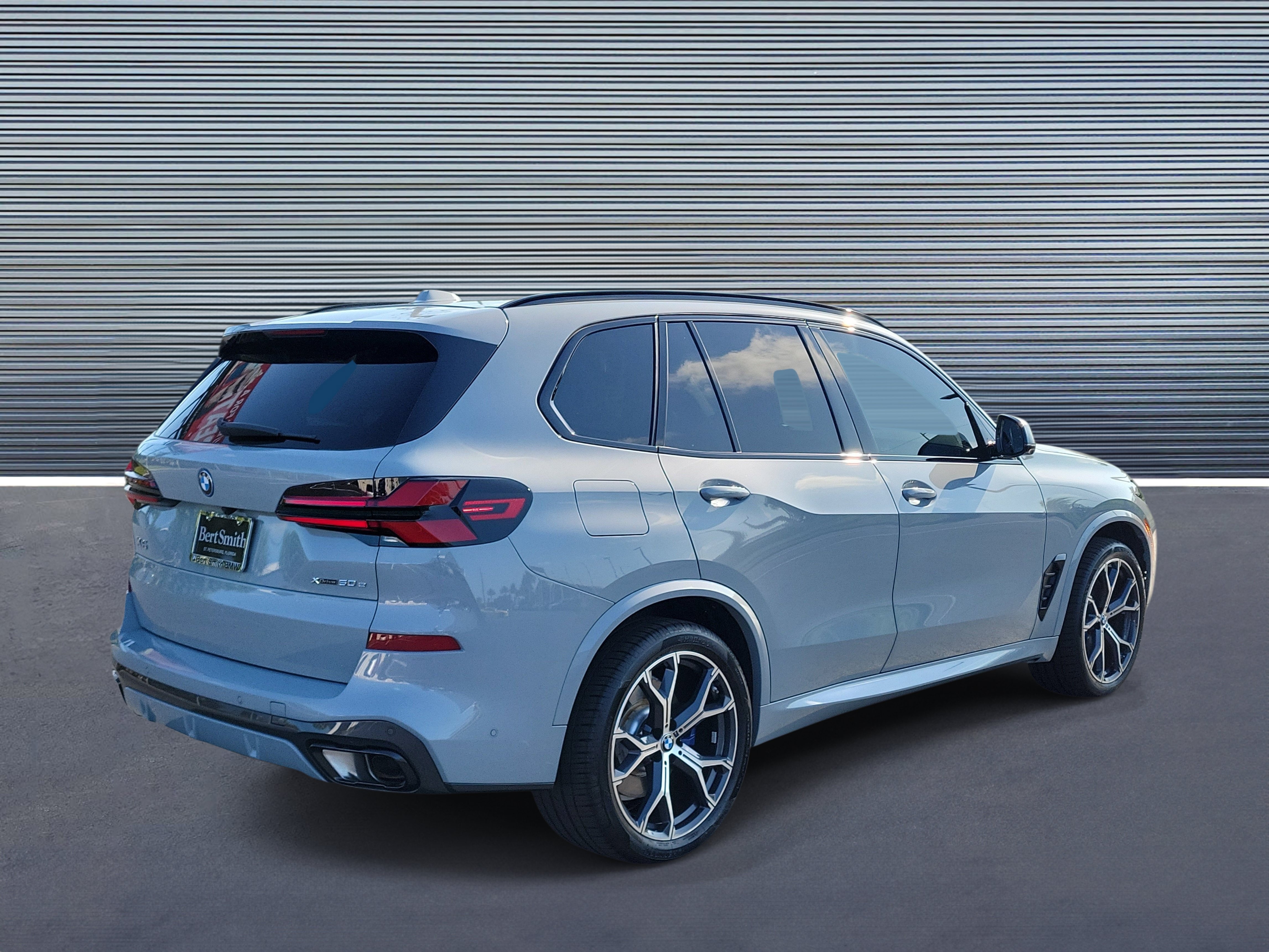 Used 2026 BMW X5 xDrive50e w/ M Sport Package AWD/4WD image 3