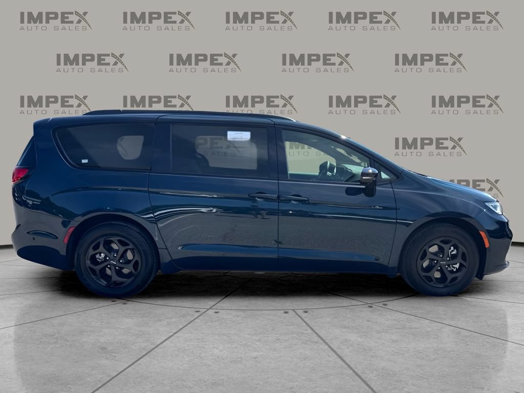 Used 2024 Chrysler Pacifica Premium FWD image 6