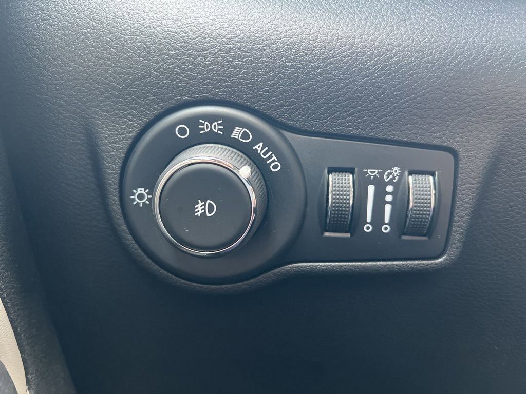 Used 2025 Jeep Compass Limited image 15