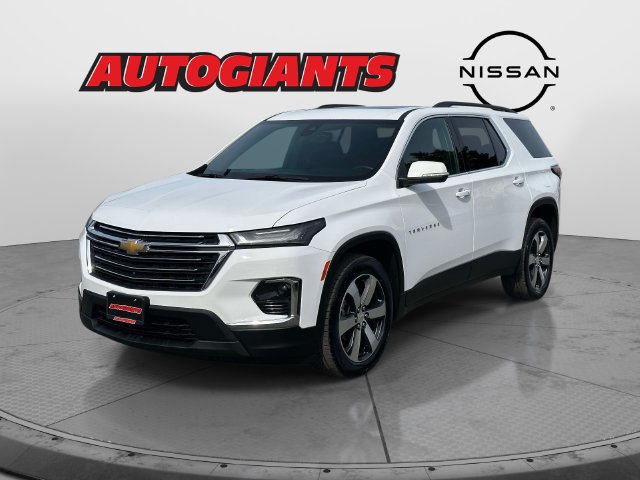 Used 2023 Chevrolet Traverse LT w/ LT Premium Package AWD/4WD image 2