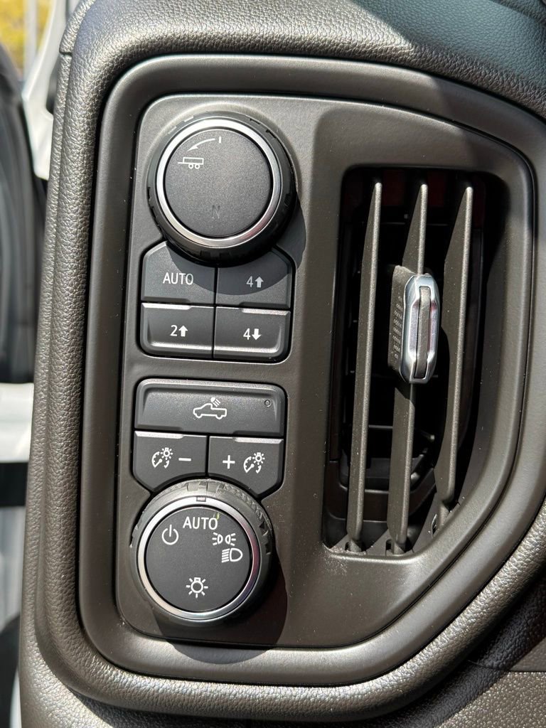 Used 2021 Chevrolet Silverado 1500 Custom Trail Boss w/ Safety Confidence Package AWD/4WD image 18