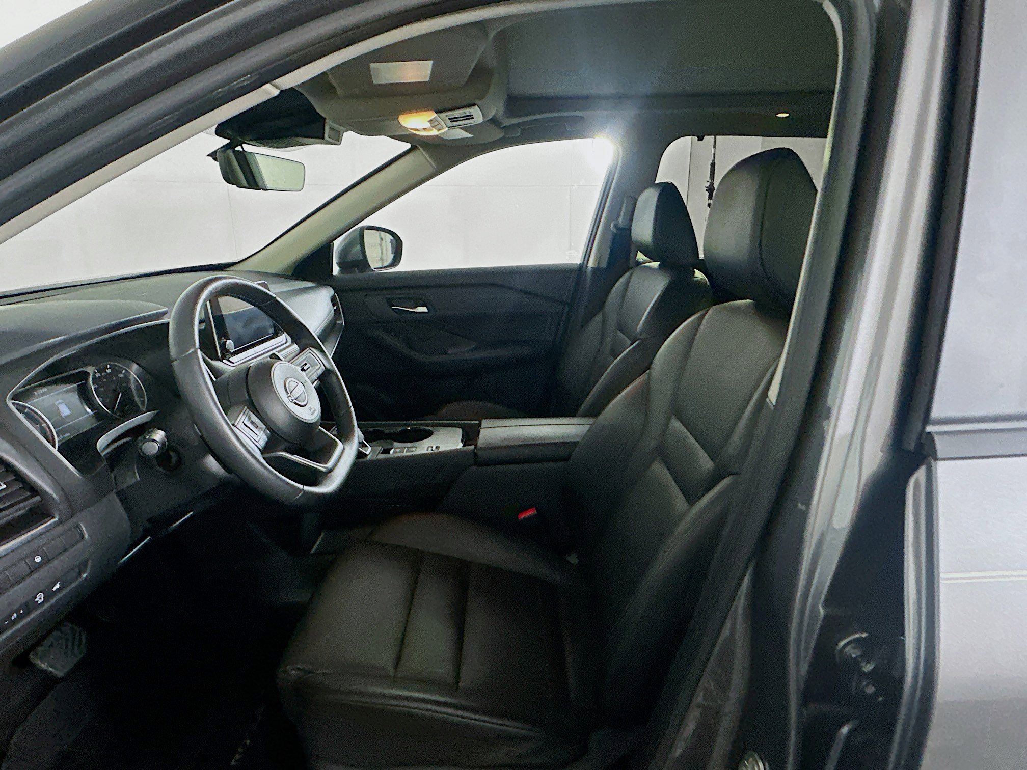 Used 2024 Nissan Rogue SV w/ SV Premium Package image 13