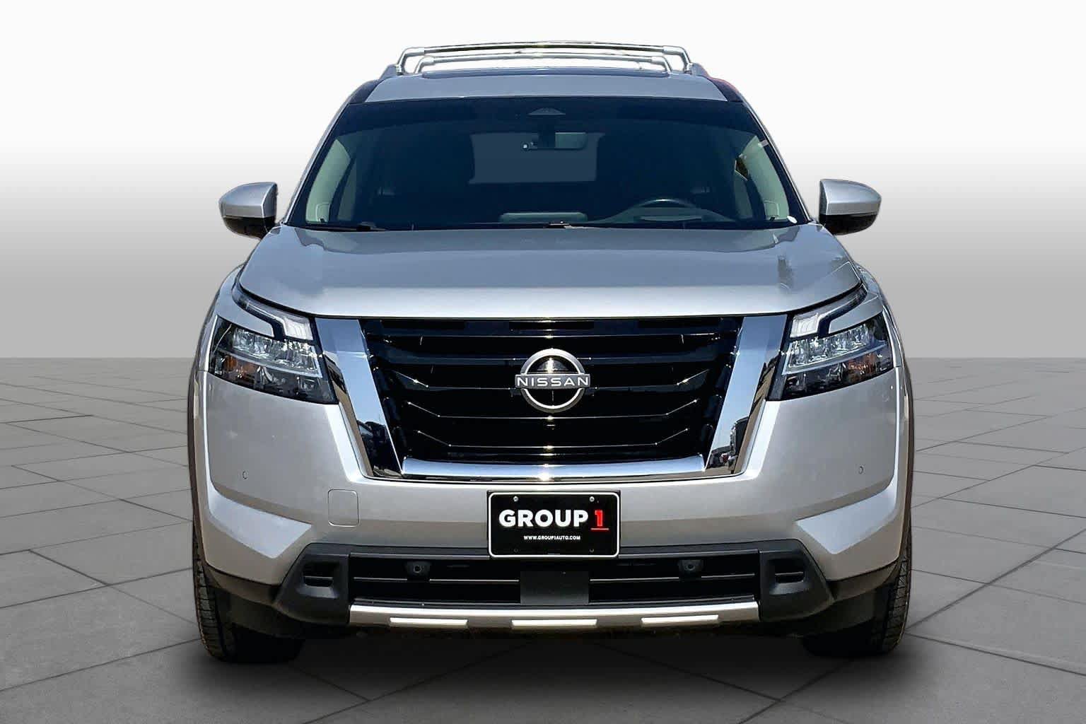 Used 2024 Nissan Pathfinder Platinum FWD image 4