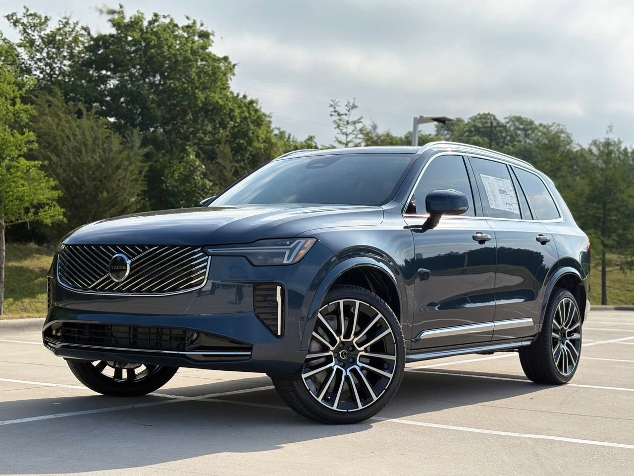 New 2026 Volvo XC90 B5 Plus w/ Protection Package Premier AWD/4WD image 2