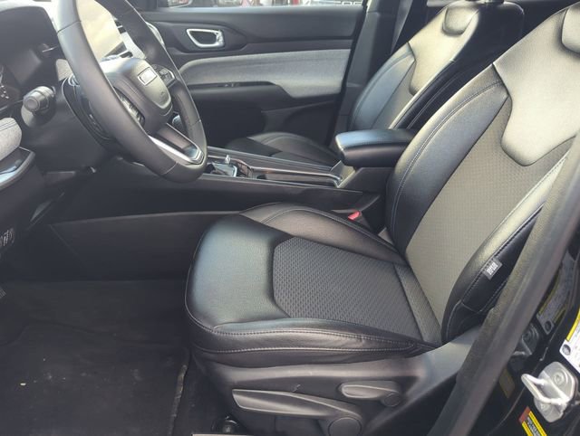 Used 2024 Jeep Compass Latitude image 11