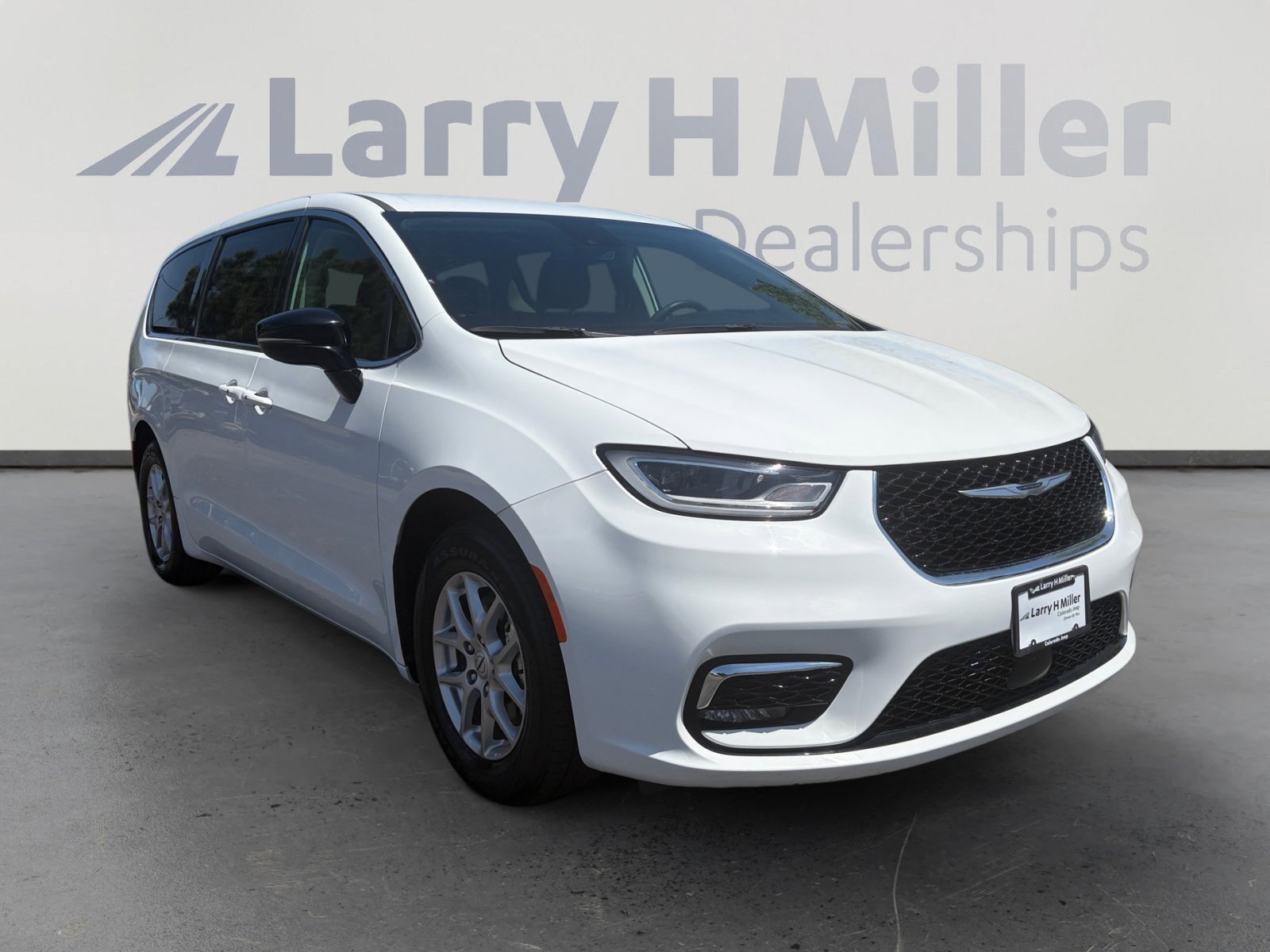 Used 2024 Chrysler Pacifica Touring-L FWD image 7