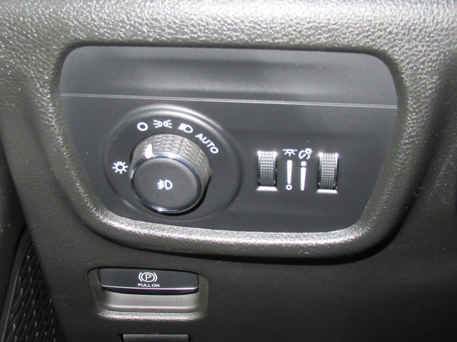 Used 2023 Jeep Grand Cherokee Limited AWD/4WD image 23
