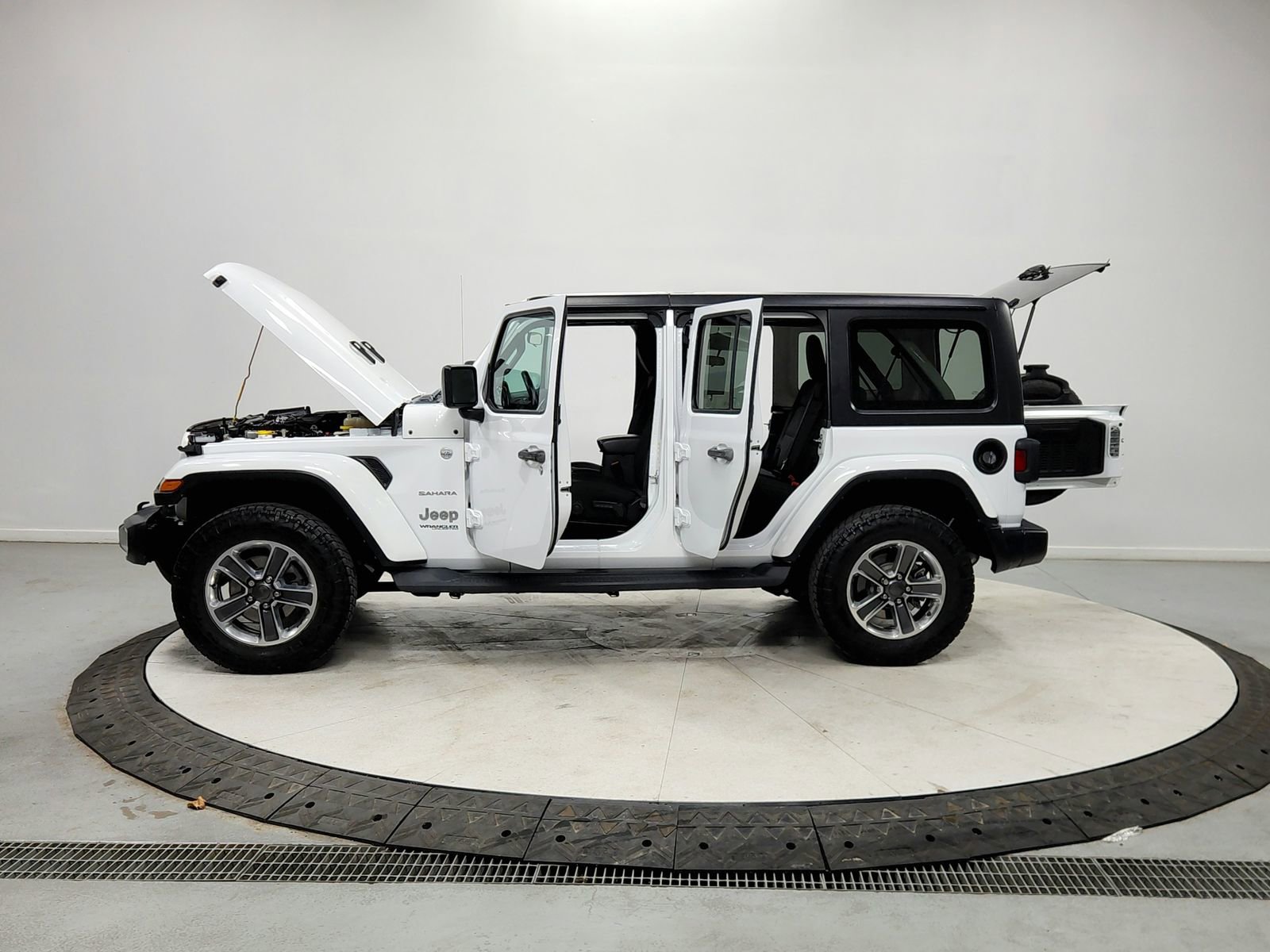 Used 2018 Jeep Wrangler Unlimited Sahara image 11