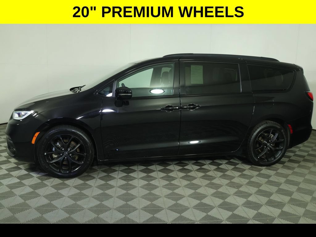 Used 2025 Chrysler Pacifica Limited FWD image 7