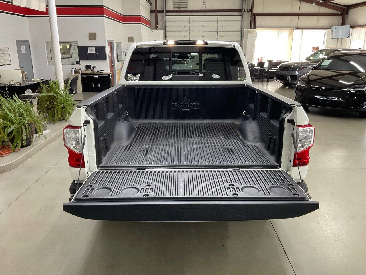Used 2018 Nissan Titan SV AWD/4WD image 8