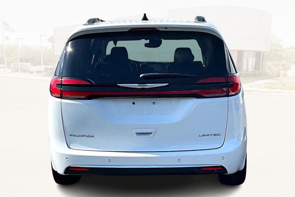 Used 2023 Chrysler Pacifica Limited image 5