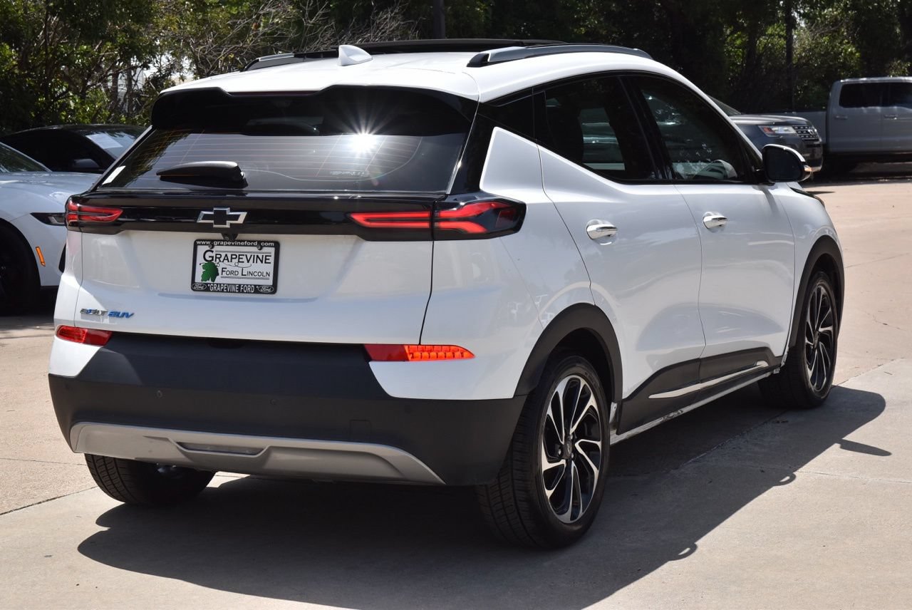 Used 2023 Chevrolet Bolt EUV Premier w/ Sun & Sound Package FWD image 8