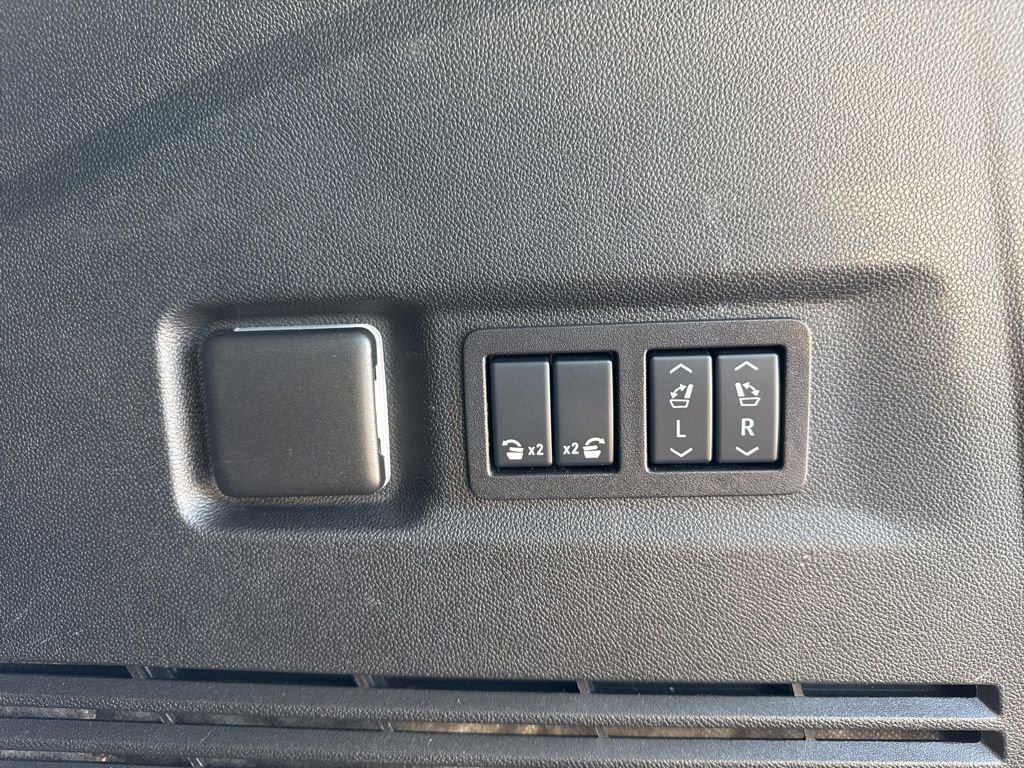 Used 2025 GMC Yukon XL Denali AWD/4WD image 30