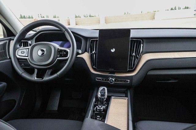 Used 2026 Volvo XC60 B5 Plus w/ Climate Package PRO AWD/4WD image 25