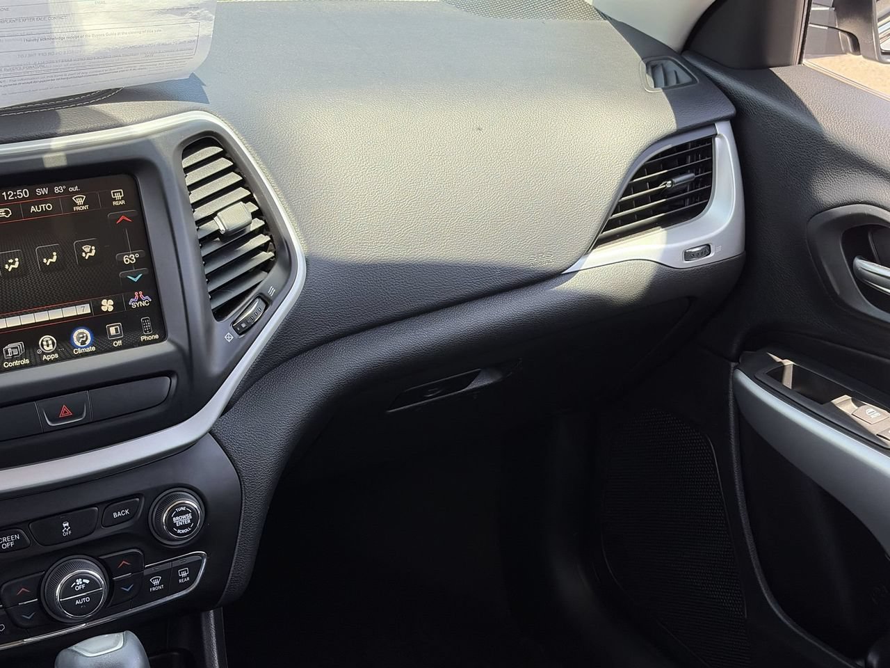 Used 2018 Jeep Cherokee Latitude Plus w/ Comfort/Convenience Group FWD image 15
