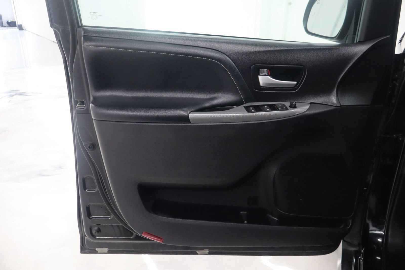 Used 2017 Toyota Sienna SE Premium FWD image 13