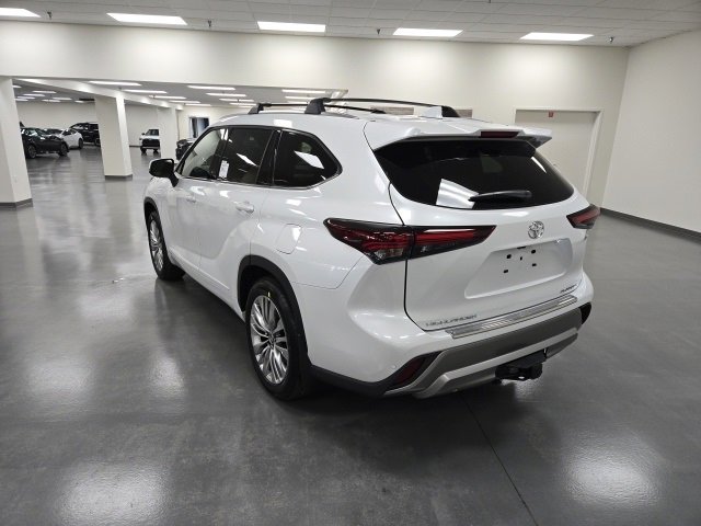 New 2026 Toyota Highlander Platinum image 4