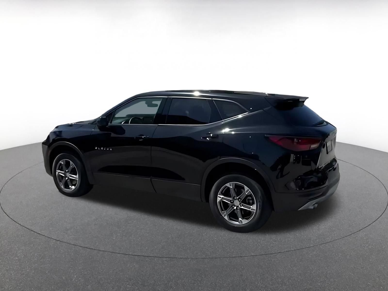 Used 2025 Chevrolet Blazer LT FWD image 9