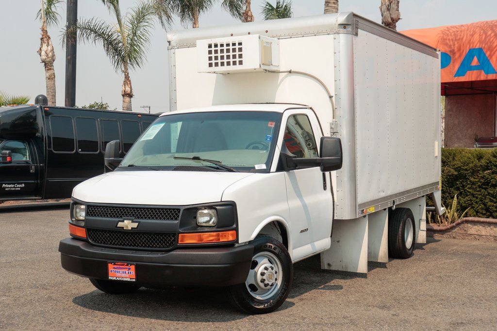 Used 2015 Chevrolet Express 4500 RWD image 4
