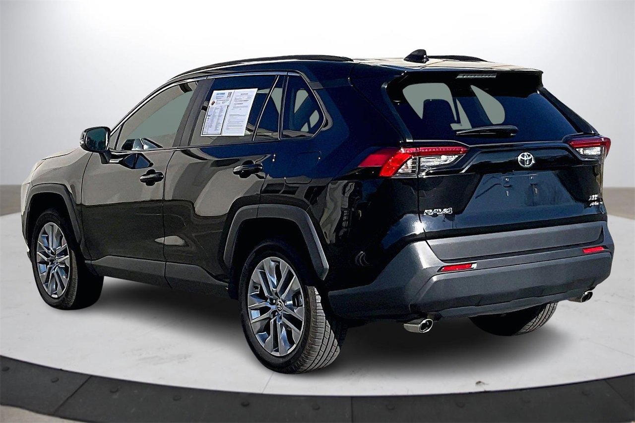 Used 2022 Toyota RAV4 XLE Premium image 7