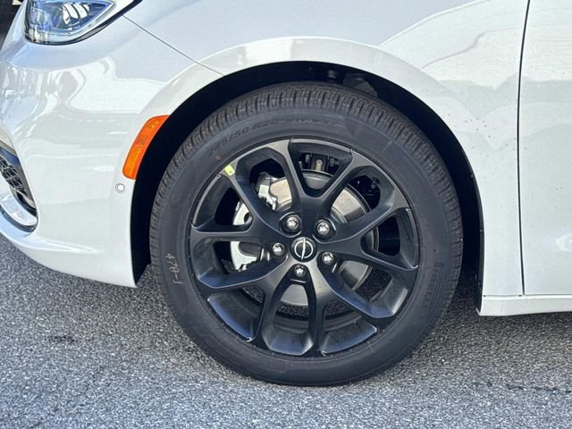 New 2026 Chrysler Pacifica Limited image 8