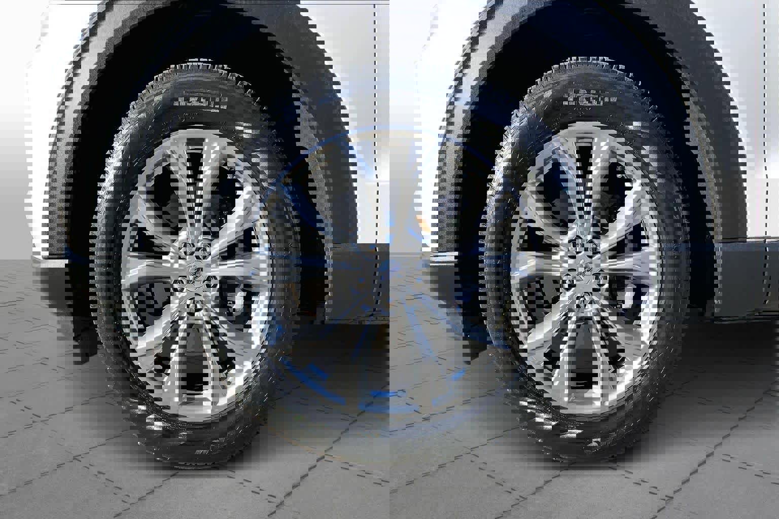 Used 2023 Ford Explorer XLT w/ Equipment Group 202A image 9