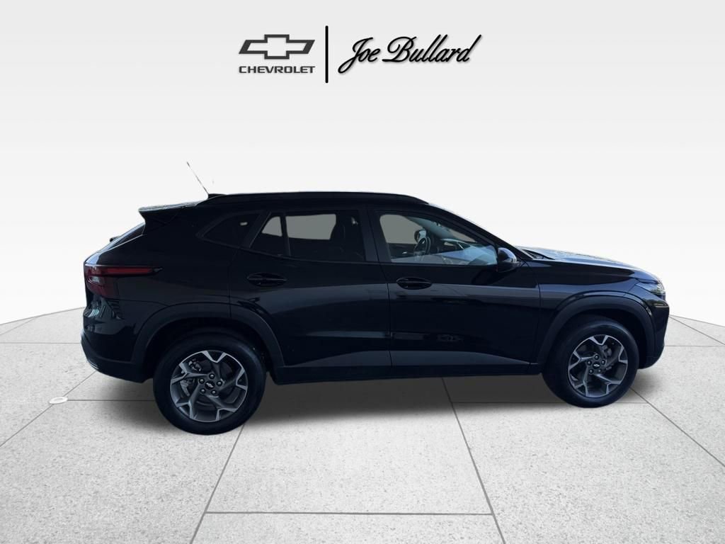 Used 2025 Chevrolet Trax LT FWD image 6