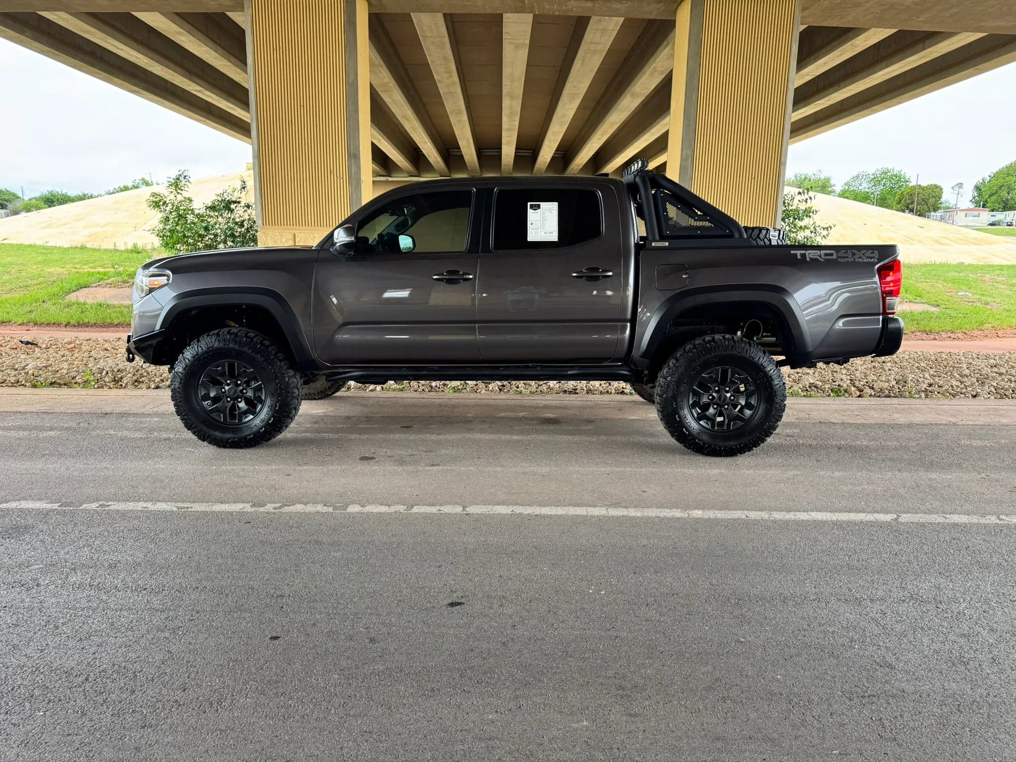 Used 2017 Toyota Tacoma TRD Off-Road w/ Tow Package (A/T) image 6